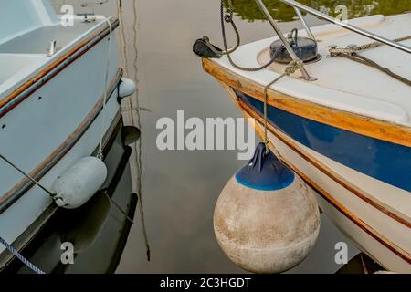 L'avant-plan de deux bateaux de plaisance amarrés à Thurne Dyke dans le parc national de Norfolk Broads Banque D'Images