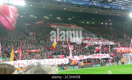 Les fans du Liverpool FC au stade Anfield, Liverpool, pour un match de knockout de la Ligue des champions contre AS Roma Banque D'Images