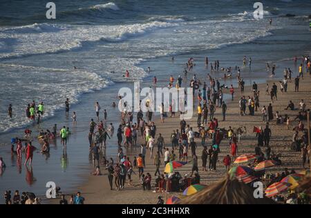 Gaza, Palestine. 19 juin 2020. Les gens vus en appréciant la mer.les Palestiniens apprécient la mer tandis que le gouvernement relâche les restrictions du coronavirus (COVID-19) dans le centre de la bande de Gaza. Crédit : SOPA Images Limited/Alamy Live News Banque D'Images