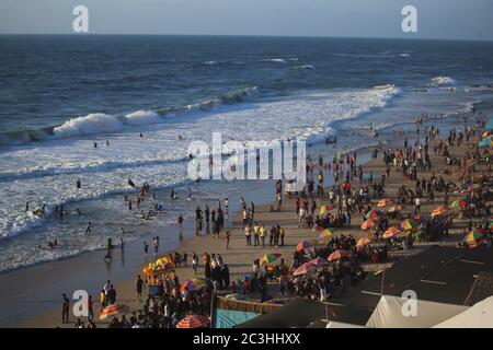 Gaza, Palestine. 19 juin 2020. Les Palestiniens apprécient le rivage, leur seul point de vente. Les Palestiniens apprécient le rivage alors que le gouvernement relâche les restrictions du coronavirus (COVID-19) dans le centre de la bande de Gaza. Crédit : SOPA Images Limited/Alamy Live News Banque D'Images