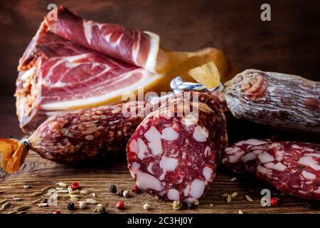 Saucisse traditionnelle, saucisse avec moule et jambon espagnol (bellota, jamon). Salami à saucisse tranché sur bois avec épices : poivre et fenouil. Banque D'Images