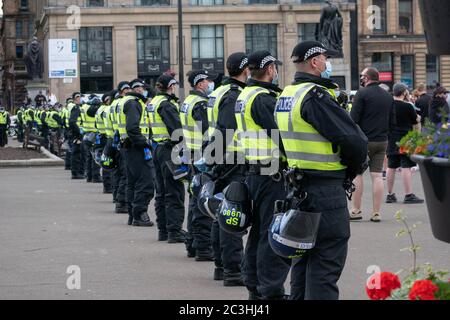 Description: Glasgow, Royaume-Uni. 20 juin 2020. Présence policière considérable alors que des manifestants antifascistes se rassemblent sur la place George de Glasgow en réponse aux récents rassemblements de manifestants d'extrême droite. Crédit : Richard Gass/Alay Live News Banque D'Images