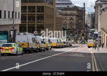 Description: Glasgow, Royaume-Uni. 20 juin 2020. Présence policière considérable alors que des manifestants antifascistes se rassemblent sur la place George de Glasgow en réponse aux récents rassemblements de manifestants d'extrême droite. Crédit : Richard Gass/Alay Live News Banque D'Images