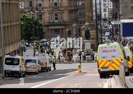 Description: Glasgow, Royaume-Uni. 20 juin 2020. Présence policière considérable alors que des manifestants antifascistes se rassemblent sur la place George de Glasgow en réponse aux récents rassemblements de manifestants d'extrême droite. Crédit : Richard Gass/Alay Live News Banque D'Images