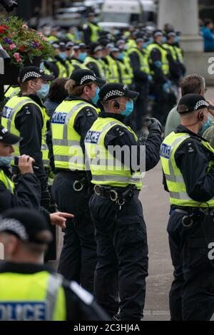 Description: Glasgow, Royaume-Uni. 20 juin 2020. Présence policière considérable alors que des manifestants antifascistes se rassemblent sur la place George de Glasgow en réponse aux récents rassemblements de manifestants d'extrême droite. Crédit : Richard Gass/Alay Live News Banque D'Images