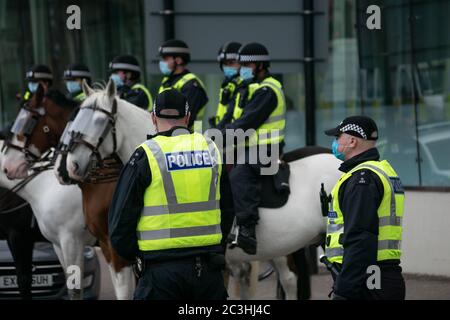 Description: Glasgow, Royaume-Uni. 20 juin 2020. Présence policière considérable alors que des manifestants antifascistes se rassemblent sur la place George de Glasgow en réponse aux récents rassemblements de manifestants d'extrême droite. Crédit : Richard Gass/Alay Live News Banque D'Images