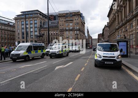 Description: Glasgow, Royaume-Uni. 20 juin 2020. Présence policière considérable alors que des manifestants antifascistes se rassemblent sur la place George de Glasgow en réponse aux récents rassemblements de manifestants d'extrême droite. Crédit : Richard Gass/Alay Live News Banque D'Images