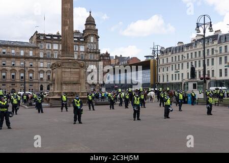 Description: Glasgow, Royaume-Uni. 20 juin 2020. Présence policière considérable alors que des manifestants antifascistes se rassemblent sur la place George de Glasgow en réponse aux récents rassemblements de manifestants d'extrême droite. Crédit : Richard Gass/Alay Live News Banque D'Images