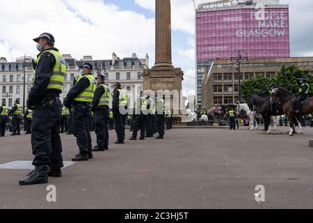 Description: Glasgow, Royaume-Uni. 20 juin 2020. Présence policière considérable alors que des manifestants antifascistes se rassemblent sur la place George de Glasgow en réponse aux récents rassemblements de manifestants d'extrême droite. Crédit : Richard Gass/Alay Live News Banque D'Images