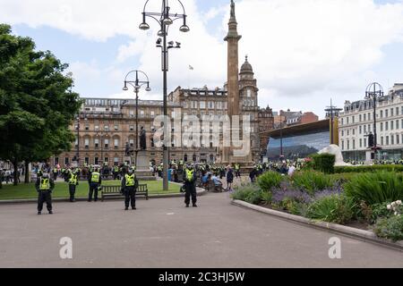 Description: Glasgow, Royaume-Uni. 20 juin 2020. Présence policière considérable alors que des manifestants antifascistes se rassemblent sur la place George de Glasgow en réponse aux récents rassemblements de manifestants d'extrême droite. Crédit : Richard Gass/Alay Live News Banque D'Images