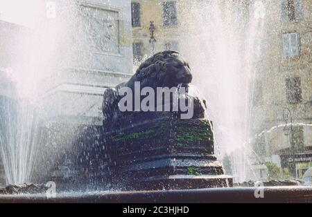 Images numérisées d'archives d'une Corse passée. Un Lion qui jailliche de l'eau aux Lions de la Fontaine des quatre à Ajaccio 1980 Banque D'Images