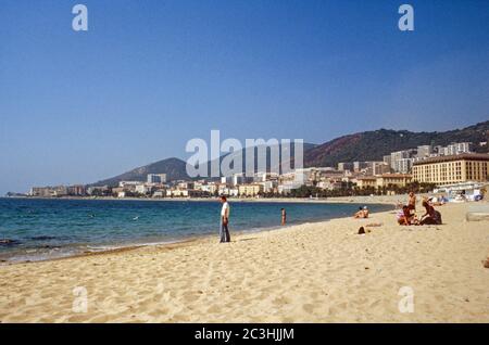 Images numérisées d'archives d'une Corse passée. Détente sur la plage à Ajaccio Corse 1980. Photo rétro Banque D'Images