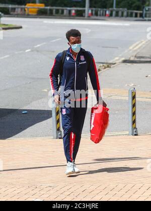 Les joueurs de Stoke City FC arrivent avant le match de championnat Sky Bet au Madejski Stadium, Reading. Banque D'Images