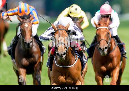 Alpine Star, monté par Frankie Dettori, remporte les piquets de Coronation au cours du cinquième jour de Royal Ascot à l'hippodrome d'Ascot. Banque D'Images