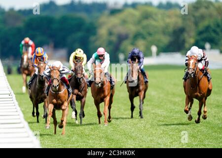 Alpine Star, monté par Frankie Dettori, remporte les piquets de Coronation au cours du cinquième jour de Royal Ascot à l'hippodrome d'Ascot. Banque D'Images