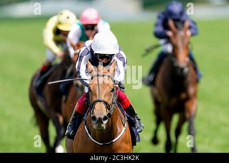 Alpine Star, monté par Frankie Dettori, remporte les piquets de Coronation au cours du cinquième jour de Royal Ascot à l'hippodrome d'Ascot. Banque D'Images