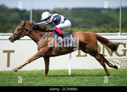 Alpine Star, monté par Frankie Dettori, remporte les piquets de Coronation au cours du cinquième jour de Royal Ascot à l'hippodrome d'Ascot. Banque D'Images