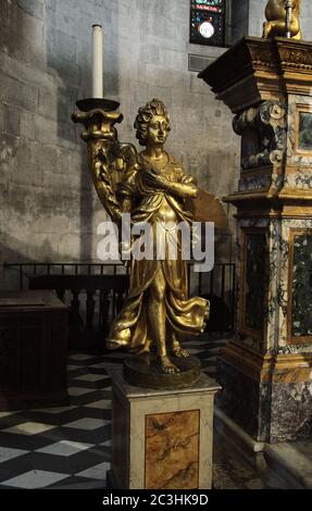 Photo verticale d'une statue d'ange décorée de peinture dorée Dans l'église de Lucca Italie Banque D'Images