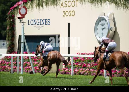 Alpine Star, monté par Frankie Dettori, remporte les piquets de Coronation au cours du cinquième jour de Royal Ascot à l'hippodrome d'Ascot. Banque D'Images