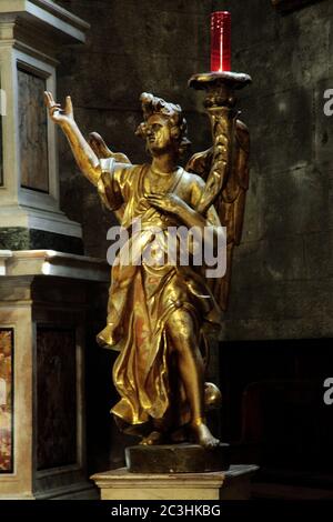 Photo verticale d'une statue d'ange décorée de peinture dorée Dans l'église de Lucca Italie Banque D'Images