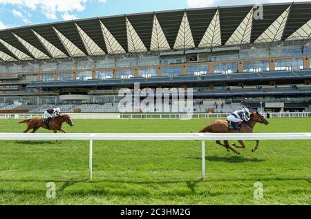 Alpine Star, monté par Frankie Dettori, remporte les piquets de Coronation au cours du cinquième jour de Royal Ascot à l'hippodrome d'Ascot. Banque D'Images