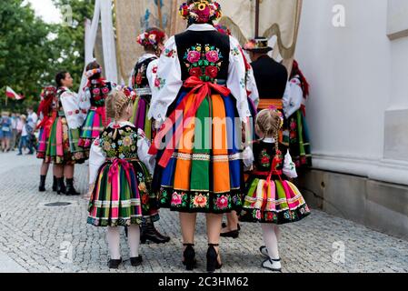 Lowicz, 11 juin 2020 : personnes vêtues de costumes folkloriques nationaux polonais de la région de Lowicz pendant la procession annuelle de Corpus Christi. Gros plan sur traditio Banque D'Images