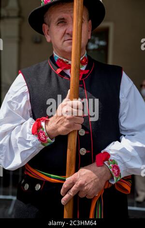 Lowicz, 11 juin 2020 : Portrait d'un homme vêtu d'un costume folklorique national polonais de la région de Lowicz pendant la procession de Corpus Christi Banque D'Images