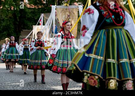 Lowicz, 11 juin 2020 : femme vêtue de costumes folkloriques nationaux polonais de la région de Lowicz pendant la procession annuelle de Corpus Christi. Tradition polonaise Banque D'Images