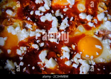 Shakshuka dans une poêle. Oeufs pochés au Spicy Tomato sauce au piment. Banque D'Images