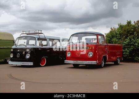 Moscou. Russie - 20 mai 2019 : le transporteur légendaire Volkswagen T2 rouge et noir est stationné dans la rue. Célèbres voitures hippie. Dans le corps d'une fourgonnette et d'un pick-up. Banque D'Images