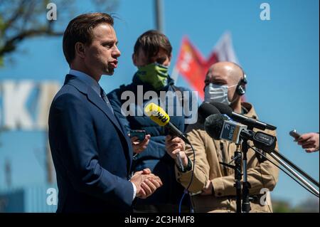 Gdansk, Pologne. 29 mai 2020. Le candidat à la présidence du Parti de la Confédération (Konfederacja) Krzysztof Bosak vu parler aux médias lors de sa conférence de presse à Gdansk.le vote aux élections présidentielles polonaises prévues pour le 28 juin aura lieu par la méthode du « suffixe » dans les bureaux de vote et pour ceux qui souhaitent recevoir de la correspondance. Crédit : SOPA Images Limited/Alamy Live News Banque D'Images