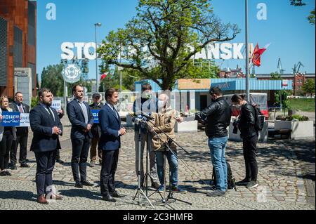 Gdansk, Pologne. 29 mai 2020. Le candidat à la présidence du Parti de la Confédération (Konfederacja) Krzysztof Bosak vu parler aux médias lors de sa conférence de presse à Gdansk.le vote aux élections présidentielles polonaises prévues pour le 28 juin aura lieu par la méthode du « suffixe » dans les bureaux de vote et pour ceux qui souhaitent recevoir de la correspondance. Crédit : SOPA Images Limited/Alamy Live News Banque D'Images