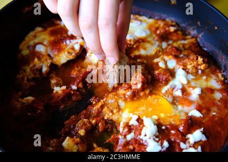 Shakshuka dans une poêle. Oeufs pochés au Spicy Tomato sauce au piment. Banque D'Images