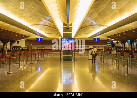 Taoyuan, Taïwan - 15 juin 2015 : guichet d'enregistrement vide de l'aéroport international de Taoyuan. Cet aéroport est le plus grand et le plus achalandé de Taïwan Banque D'Images