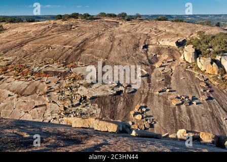 Couches de granit exfolié à Little Rock à Enchanted Rock State Natural Area dans la montagne près de Fredericksburg, au Texas, USA Banque D'Images