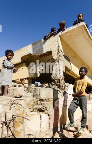 ÉTHIOPIE, Tigray, Zalembessa, ville frontalière de l'Érythrée, dommages de guerre / AETHIOPIEN, Tigray, Zalabessa, vom Krieg mit Erythrée zeroterstoerte Grenzstadt zu Erythrée, Kriegsschaeden Banque D'Images