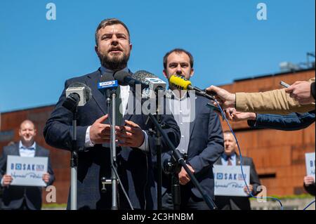 Gdansk, Pologne. 29 mai 2020. Michal Urbaniak du parti de la Confédération (Konfederacja) vu parler aux médias lors de la conférence de presse à Gdansk.le vote aux élections présidentielles polonaises prévues pour le 28 juin aura lieu par la méthode du « suffixe » dans les bureaux de vote et pour ceux qui souhaitent par correspondance. Crédit: Mateusz Slodkowski/SOPA Images/ZUMA Wire/Alay Live News Banque D'Images