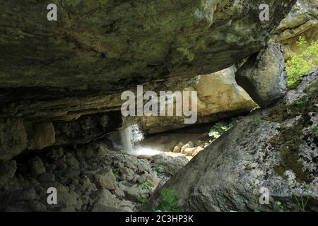 Azerbaïdjan. Passage sous la falaise jusqu'à la cascade. Quartier de Kusar. Banque D'Images