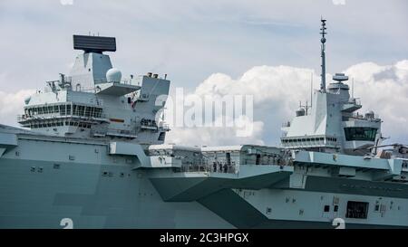 Le porte-avions de la Marine royale HMS Queen Elizabeth (R08) quitte Portsmouth (Royaume-Uni) le 7 juin 2020 pour participer à l'exercice Crimson Ocean qui permettra au navire de fonctionner avec des F-35B Lightning II du 617 Escadron (les Dambusters). Banque D'Images