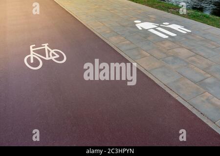 Panneaux de signalisation sur la piste cyclable et le trottoir pour les piétons près de la rivière dans l'après-midi ensoleillé. Concept de sécurité routière. Banque D'Images