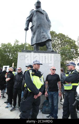 Londres 20 juin 2020 des blancs, sans uniforme, se sont tenus de surveiller l'estamue de Winston Churchil à l'époque de la protestation par le groupe BLM sur la place du Parlement. Paul Quezada-Neiman/Alay Live News Banque D'Images