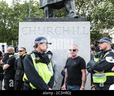 Londres 20 juin 2020 des blancs, sans uniforme, se sont tenus de surveiller l'estamue de Winston Churchil à l'époque de la protestation par le groupe BLM sur la place du Parlement. Paul Quezada-Neiman/Alay Live News Banque D'Images