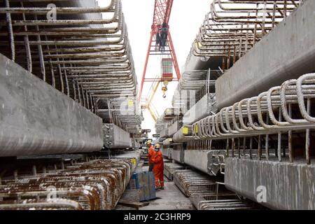 Zhengzhou. 20 juin 2020. Photo prise le 20 juin 2020 montre le chantier de construction du pont de la rivière jaune à Mengzhou, dans la province du Henan, au centre de la Chine. Les travaux de construction du pont de la rivière jaune sur la route nationale no 207 sont en cours. Avec son pont principal mesurant 3,007 mètres de long et une vitesse prévue de 80 km/h, le pont devrait être achevé d'ici 2021. Credit: Zhu Xiang/Xinhua/Alay Live News Banque D'Images