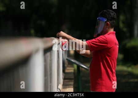 Les officiers portant des masques et des écrans faciaux mettent des marqueurs croisés pour garder la distance entre les visiteurs au Ragunan Wildlife Park, Jakarta, samedi 20 juin 2020. Le parc animalier Ragunan a été rouvert aux visiteurs au cours de la troisième semaine de la phase d'ouverture de la première phase de la transition vers les nouvelles restrictions sociales à grande échelle ou à échelle normale (PSBB). Mais la réserve naturelle de Ragunan limite le nombre de visiteurs à 1000 personnes par jour, avec la mise en œuvre de protocoles de santé stricts. Comme l'exige l'inscription en ligne, les enfants de moins de 9 ans, les femmes enceintes et les personnes âgées de plus de 60 ans ne sont pas autorisés Banque D'Images