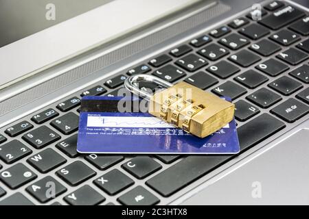 Carte de crédit et cadenas sur le clavier de l'ordinateur symbolisant les paiements en ligne sécurisés Banque D'Images