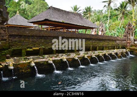 L'eau de source Sainte dans le pura du temple Tirtha Empul à Tampak, l'un des temples les plus importants de Bali, l'Indonésie Banque D'Images