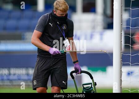 Luton, Bedfordshire, Royaume-Uni. 20 juin 2020. Les posts de but sont assainis pendant le match de championnat Sky Bet entre Luton Town et Preston North End à Kenilworth Road, Luton, Angleterre. Photo de David Horn. Crédit : images Prime Media/Alamy Live News Banque D'Images