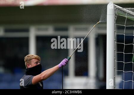 Luton, Bedfordshire, Royaume-Uni. 20 juin 2020. Les posts de but sont assainis pendant le match de championnat Sky Bet entre Luton Town et Preston North End à Kenilworth Road, Luton, Angleterre. Photo de David Horn. Crédit : images Prime Media/Alamy Live News Banque D'Images