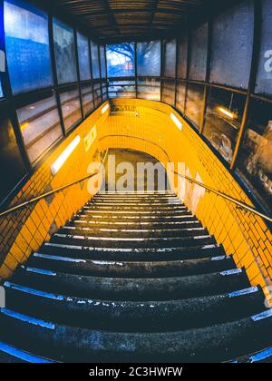 Plan vertical à angle élevé d'un escalier d'entrée souterrain avec voyants jaunes Banque D'Images