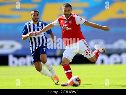 Sead Kolasinac d'Arsenal et Neal Maupay de Brighton & Hove Albion (à gauche) lors du match de la Premier League au stade Amex de Brighton. Banque D'Images